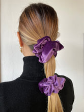 Carica l'immagine nel visualizzatore di Gallery, Elastici in tessuto ciniglia realizzati a mano, disponibili nella dimensione Midi e Maxi. Morbidissimi al tatto.