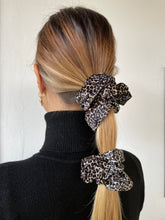 Carica l'immagine nel visualizzatore di Gallery, Elastici in tessuto ciniglia realizzati a mano, disponibili nella dimensione Midi e Maxi. Morbidissimi al tatto.