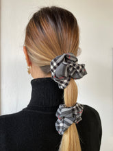 Carica l'immagine nel visualizzatore di Gallery, Elastici in tessuto tartan realizzati a mano, disponibili nella dimensione Midi e Maxi. Disponibili in tanti colori.