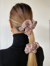 Carica l'immagine nel visualizzatore di Gallery, Elastici in tessuti unici realizzati a mano, disponibili nella dimensione Midi e Maxi.