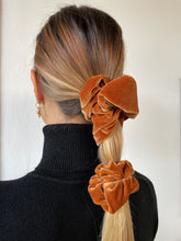 Carica l'immagine nel visualizzatore di Gallery, Elastici in tessuto ciniglia, disponibili nella dimensione Midi e Maxi. Morbidissimi al tatto.