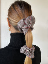 Carica l'immagine nel visualizzatore di Gallery, Elastici in tessuto tartan realizzati a mano, disponibili nella dimensione Midi e Maxi. Disponibili in tanti colori.