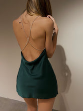 Carica l'immagine nel visualizzatore di Gallery, Abito mini in raso satinato con scollo frontale morbido e scollo schiena con incrocio strass. Realizzato a mano in taglia standard S/M. Per poterlo avere su misura e in altri colori, scrivici in direct su instagram (@jupesandmore) oppure compila il form nella sezione contatti. Composizione: 95% poliestere, 5% elastam.