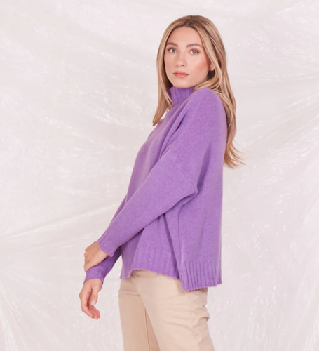 Maglione lavorato a maglia color lilla con collo alto, vestibilità ampia e maniche lunghe.  Composizione tessuto: 39% acrylic, 30% lana, 29% polyamide, 2% spandex.