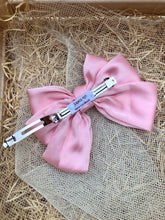 Carica l'immagine nel visualizzatore di Gallery, Fiocchi in raso, realizzati a mano, nella dimensione Maxi.