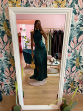 Load image into Gallery viewer, Abito Satin Verde Smeraldo Scollo Americana
