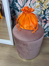 Carica l&#39;immagine nel visualizzatore di Gallery, Candy Bag Raso e Piume Arancio
