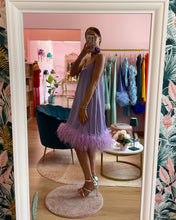 Load image into Gallery viewer, Abito Satin Lilla Piume
