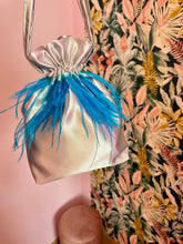Carica l&#39;immagine nel visualizzatore di Gallery, Candy Bag Raso Argento e Piume Turchese
