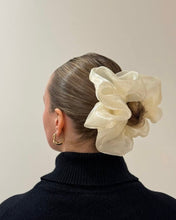 Carica l'immagine nel visualizzatore di Gallery, Fluffy Sparkling Scrunchies
