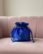 Carica l'immagine nel visualizzatore di Gallery, Candy Bag Raso e Piume Blu Cina
