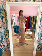 Load image into Gallery viewer, Completo Rosa Satin Broccato
