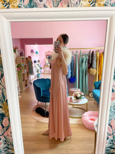 Load image into Gallery viewer, Abito Rosa Ampio Piume Panna
