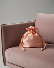 Carica l'immagine nel visualizzatore di Gallery, Candy Bag Raso Pesca
