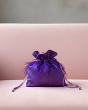 Carica l'immagine nel visualizzatore di Gallery, Cupcake Bag Raso Viola Piume
