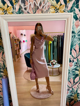 Carica l&#39;immagine nel visualizzatore di Gallery, Abito Satin Rosa Spallino Piuma
