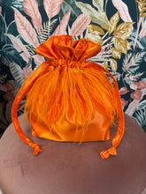 Carica l&#39;immagine nel visualizzatore di Gallery, Candy Bag Raso e Piume Arancio
