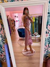 Carica l&#39;immagine nel visualizzatore di Gallery, Abito Satin Rosa Spallino Piuma
