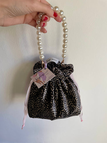 Borsetta midi animalier handmade in ciniglia esterno e interno; manici in nastro organza rosa. Manico in perle bianche con moschettoni, removibile. Perfetta per completare il tuo outfit da giorno ma anche da sera!   Per ulteriori personalizzazioni scrivici in Direct sulla nostra pagina instagram @jupesandmore oppure compila il form nella sezione 