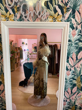 Carica l&#39;immagine nel visualizzatore di Gallery, Set Camicia e Pantalone Fantasia e Piume Champagne
