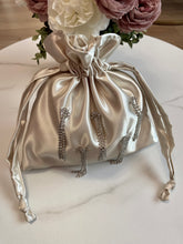 Carica l'immagine nel visualizzatore di Gallery, Cupcake Bag Raso Champagne Strass
