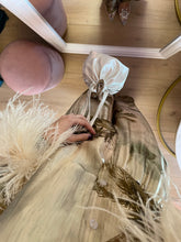 Carica l&#39;immagine nel visualizzatore di Gallery, Set Camicia e Pantalone Fantasia e Piume Champagne
