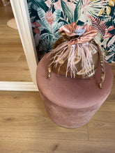 Carica l&#39;immagine nel visualizzatore di Gallery, Candy Bag Raso Champagne e Piume Rosa
