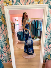 Carica l&#39;immagine nel visualizzatore di Gallery, Abito Maxi Scollo Dritto e Sciarpetta Blu Floreale
