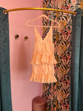 Load image into Gallery viewer, Abito Rosa Nude Volants
