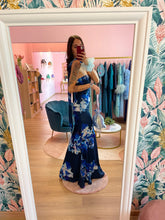 Carica l&#39;immagine nel visualizzatore di Gallery, Abito Maxi Scollo Dritto e Sciarpetta Blu Floreale
