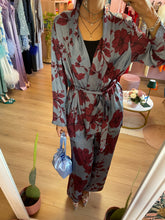 Load image into Gallery viewer, Completo Kimono e Pantalone Azzurro Fiori Bordeaux
