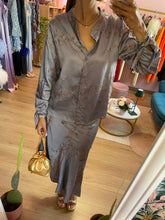 Load image into Gallery viewer, Completo Camicia e Gonna Celeste e Ricami Oro
