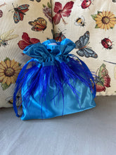 Carica l&#39;immagine nel visualizzatore di Gallery, Cupcake Bag Raso Azzurro Piume Blu
