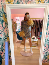 Carica l&#39;immagine nel visualizzatore di Gallery, Set Mini Gonna Giacca Fiori e Piume Cammello
