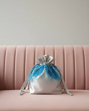Carica l'immagine nel visualizzatore di Gallery, Candy Bag Raso Argento e Piume Turchese
