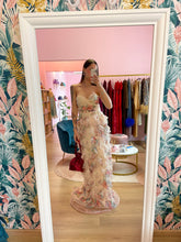 Load image into Gallery viewer, Abito Balze Tulle Panna Fantasia Floreale

