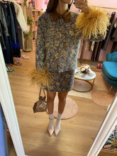 Carica l&#39;immagine nel visualizzatore di Gallery, Set Mini Gonna Giacca Fiori e Piume Cammello
