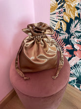 Carica l&#39;immagine nel visualizzatore di Gallery, Candy Bag Raso Champagne
