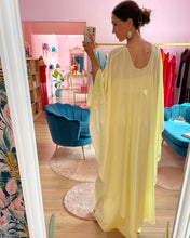 Carica l'immagine nel visualizzatore di Gallery, Mantella Chiffon Giallo Burro
