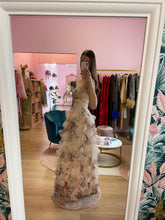 Load image into Gallery viewer, Abito Balze Tulle Panna Fantasia Floreale
