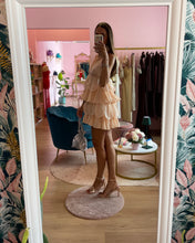 Load image into Gallery viewer, Abito Rosa Nude Volants
