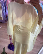 Carica l'immagine nel visualizzatore di Gallery, Mantella Chiffon Giallo Burro

