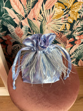 Carica l&#39;immagine nel visualizzatore di Gallery, Candy Bag Raso e Piume Celeste

