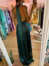 Load image into Gallery viewer, Abito Satin Verde Smeraldo Scollo Americana
