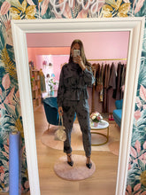 Carica l&#39;immagine nel visualizzatore di Gallery, Set Pantalone e Giacca Grigio Floreale
