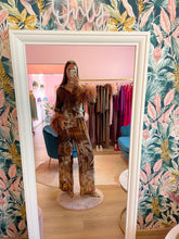 Carica l&#39;immagine nel visualizzatore di Gallery, Set Camicia e Pantalone Fantasia e Piume Cioccolato
