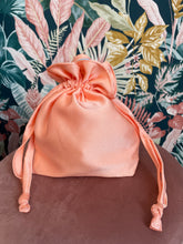 Carica l&#39;immagine nel visualizzatore di Gallery, Candy Bag Raso Pesca
