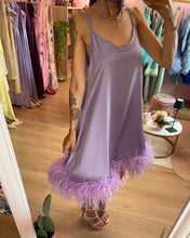 Load image into Gallery viewer, Abito Satin Lilla Piume
