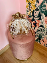 Carica l&#39;immagine nel visualizzatore di Gallery, Candy Bag Raso Champagne e Piume Bianche
