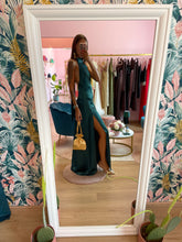 Load image into Gallery viewer, Abito Satin Verde Smeraldo Scollo Americana
